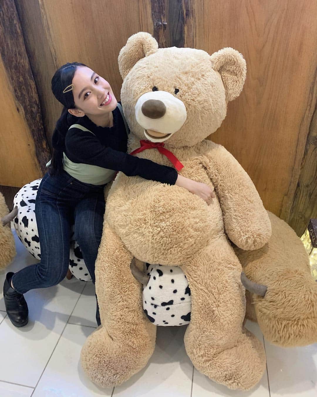のインスタグラム：「くまさんがいた。 私と等身大が変わらない😂  #caffe #costco #新大久保 #teddybear #instagood ＃instadiary #instalike #instamood #instalove #instafollow #instapic #instaphoto」