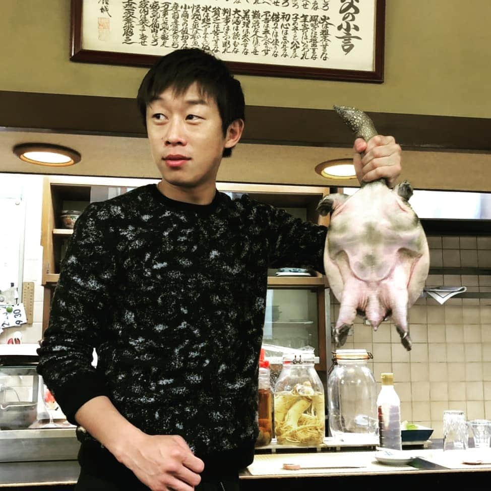 清水聡さんのインスタグラム写真 - (清水聡Instagram)「先日スッポン食べました♪ お店の店主に1.5kgの大物を仕入れていただきました！ これ噛まれたらやばいやつだよね！ 噛まれたことある人いたら教えてください👍笑 ワタナベジムの田口くんとも色々と話出来ました♪ 世界戦お疲れ様でした！ #ボクシング#boxing#スッポン」4月2日 21時55分 - satoshishimizu0313