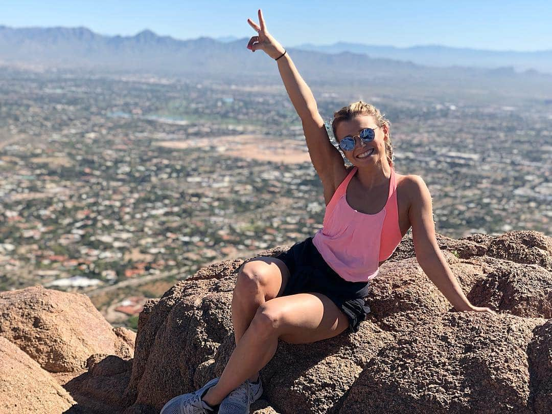 カーステン・ムーア＝タワーズさんのインスタグラム写真 - (カーステン・ムーア＝タワーズInstagram)「Trading Camelback Mountain ladder for my good old friend Jacob’s ladder.  Nature’s cardio is better ✌🏼 • • #camelbackmountain #hike #phoenix #champcamp」4月2日 21時56分 - kirsten_mt