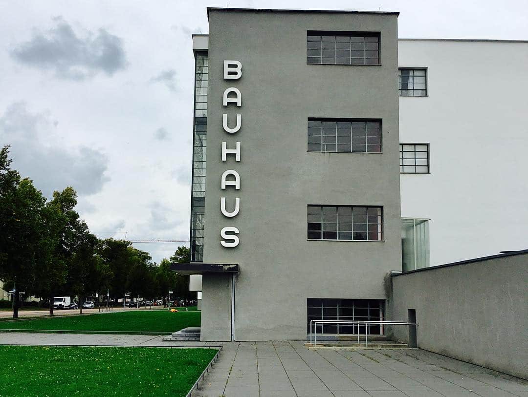 サンドバーグ直美さんのインスタグラム写真 - (サンドバーグ直美Instagram)「Happy 100th birthday to Bauhaus!💗💗 I always wanted to visit the legendary school in Germany after learning about the Bauhaus movement in college. I fell in love with modernist architecture and my fascination with design grew from there. Visiting this place was like a dream to me! Stepping into the building and the principals office brought me to tears😭😂 @bauhaus100 #aloneeurotrip #2017 #babybangs #バウハウス #100年 #bauhaus #bauhausdesign #MiesvanderRohe #fangirl #modernism #art #architecture #interiordesign #industrialdesign」4月2日 22時03分 - naomisundberg