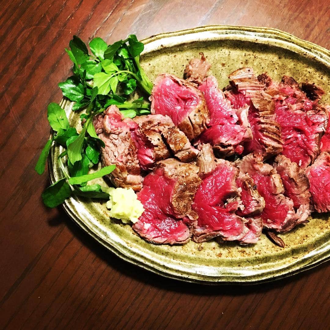 志摩有子さんのインスタグラム写真 - (志摩有子Instagram)「昨日の伊賀牛の宴で残ったヒレ横肉を持ち帰らせてもらったので、道歩流のたたきに。山葵と醤油で食す。男子が狂喜乱舞。 #伊賀牛 #ヘレ肉 #タタキ @dorakugama」4月2日 22時03分 - ariko418