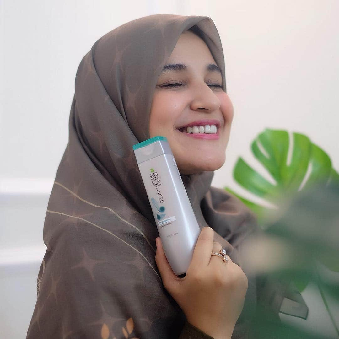 Shireen Sungkarさんのインスタグラム写真 - (Shireen SungkarInstagram)「Assalammualaikum! Smuanya yg ikutin ig story akuu sering liat aku review biolage dannn pada nanya beli dimanaa??? Nahhh skrg Matrix Indonesia ada di Shopee? Mau beli rangkaian produk Biolage Scalppure Scalp Treatment No 1 #PilihanHijaber jadi lebih mudah deh. Apalagi di tanggal 1-4 April 2019 lagi ada diskon 45% lho! Masih kurang banyak diskonnya?! Tenang, kamu bisa dapetin tambahan diskon 10% kalau pakai promo code aku: MATRIXXSHIREEN. Yuk klik link di bio aku sekarang yaa, demi kulit kepala kita yang bersih dan bebas lepek 48 jam :) #BiolageIndonesia #BiolageXShireen #CoolTherapy+++」4月2日 22時00分 - shireensungkar