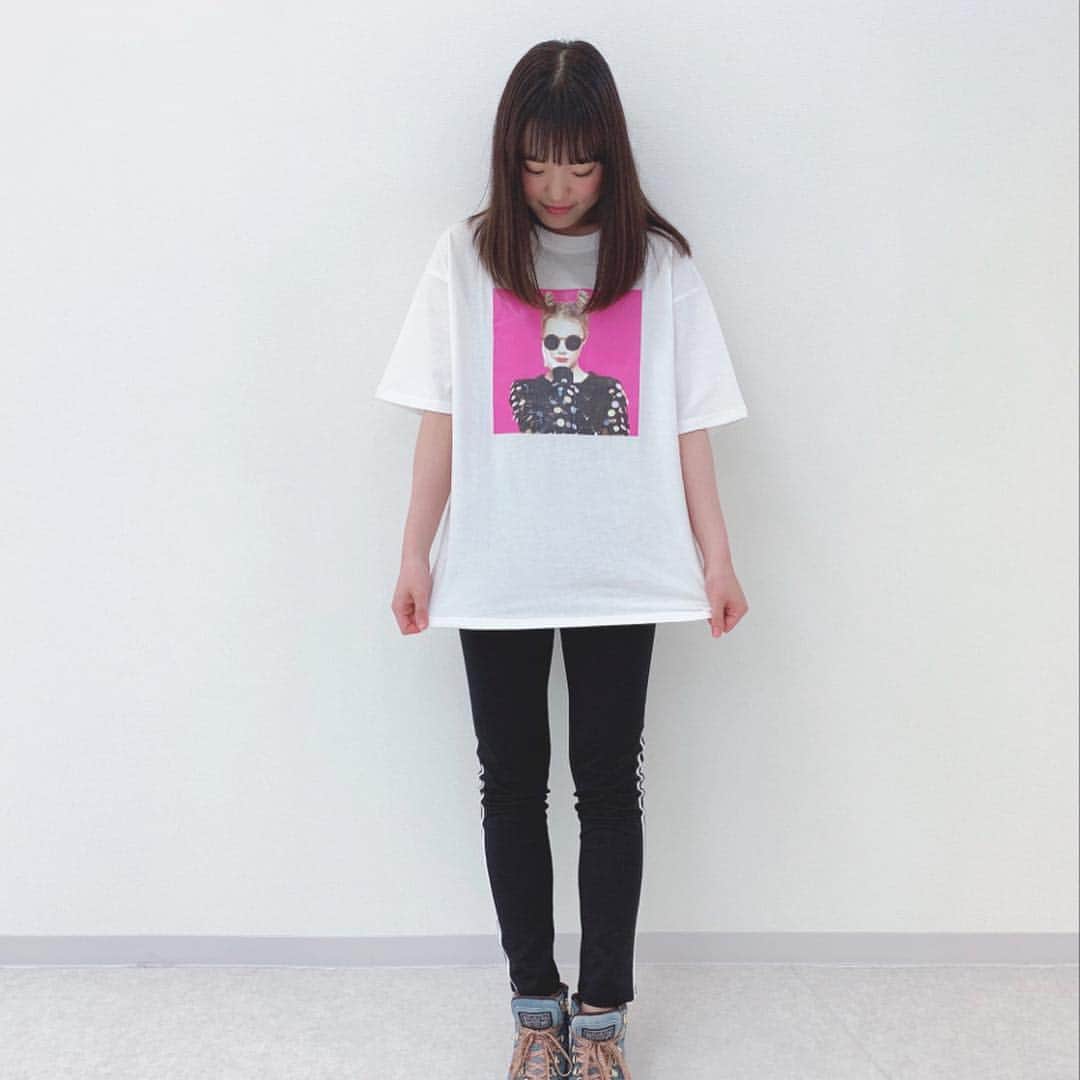 のインスタグラム：「ダンス始めました(^O^) ダンスはとても自分に合ってる運動だなぁって最近気付きました！楽しいしすごく有酸素運動してる感じする〜！. . かわいいＴシャツもゲット〜💕#spray  2枚目はHIPHOPっぽいポーズらしい🙄笑笑 全然やったことないHIPHOPは苦戦中です。 JAZZとかバレエとかと体の使い方が違ったりして、 面白いです(^ ^) . . 新しくオープンしたばかりだしすごくオススメだよぉ〜💕😆. . #dancestudiocarm#Dance#HIPHOP#JAZZ#バレエ#チア#ヨガ#ピラティス#名古屋#いりなか」