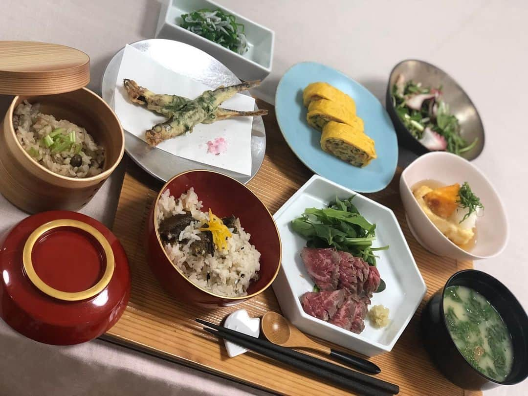 鳳山えりさんのインスタグラム写真 - (鳳山えりInstagram)「こないだのお料理教室で千草卵というのをはじめて作って食べたけど美味しいー❗️ 有名な料理なのかしらん？？ 郷土料理？？ これから定番メニューにしよぉ！！ #料理教室 #習い事 #プライベートレッスン #千草卵 #鮎ご飯 #鳥五目御飯 #牛たたき #揚げ出し豆腐 #ピーマンとしらすの浅炊き #ししゃもの紫蘇揚げ  #長らく趣味で通った料理教室も #４月からは自粛して #働きます #働くママ  #仕事増やします」4月2日 22時06分 - eri_toriyama