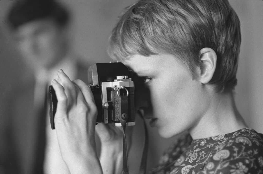 lifeさんのインスタグラム写真 - (lifeInstagram)「LIFE legend Mia Farrow taking a picture during the filming of 'A Dandy in Aspic' (directed by Anthony Mann), London, England, 1967. (Bill Eppridge—The LIFE Picture Collection/Getty Images) #LIFElegends #MiaFarrow」4月2日 22時20分 - life