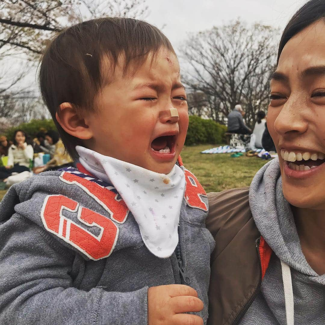 木下あゆ美さんのインスタグラム写真 - (木下あゆ美Instagram)「連日お花見🌸してますが、子連れだと写真を撮る間も無く、バタバタとしてますが、今日は写真好きの友達がいたのでいっぱい撮ってくれた🤗  ありがたや🙏  そういう彼女はすっぴんで全然写ってないんだけどもw  斜面に停めたベビーカーにヤンチャ兄弟が乗りたがり、危ない！って言ってるのも聞かず…案の定転倒😣  次男の鼻の頭に元々あった🤭カサブタが取れて流血😨  後から来たジョージ（渋江君）が絆創膏を買ってきてくれたんだけど、子供用の小さな絆創膏が次男のちっちゃな鼻にピッタリで、なんかのスイッチみたいで思わず爆笑してしまいました。息子泣いてるのにヒドイ母笑  なんでもない事が気心の知れた友達と一緒だと笑える。生活スタイルも状況も環境も全然違う友達。何気ない会話が楽しいし、考えさせられる言葉があったり。たまにしか会えないけど尊い時間でした😌  #お花見 #駒沢公園 #１日で気温のアップダウンが激しい #渋江譲二 #先代のリュウソウブルー #息子は相当嬉しかったよう」4月2日 22時13分 - ayumi_kinoshita13121982