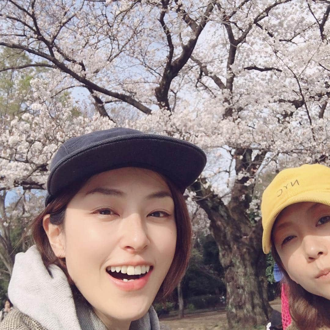 木下あゆ美さんのインスタグラム写真 - (木下あゆ美Instagram)「連日お花見🌸してますが、子連れだと写真を撮る間も無く、バタバタとしてますが、今日は写真好きの友達がいたのでいっぱい撮ってくれた🤗  ありがたや🙏  そういう彼女はすっぴんで全然写ってないんだけどもw  斜面に停めたベビーカーにヤンチャ兄弟が乗りたがり、危ない！って言ってるのも聞かず…案の定転倒😣  次男の鼻の頭に元々あった🤭カサブタが取れて流血😨  後から来たジョージ（渋江君）が絆創膏を買ってきてくれたんだけど、子供用の小さな絆創膏が次男のちっちゃな鼻にピッタリで、なんかのスイッチみたいで思わず爆笑してしまいました。息子泣いてるのにヒドイ母笑  なんでもない事が気心の知れた友達と一緒だと笑える。生活スタイルも状況も環境も全然違う友達。何気ない会話が楽しいし、考えさせられる言葉があったり。たまにしか会えないけど尊い時間でした😌  #お花見 #駒沢公園 #１日で気温のアップダウンが激しい #渋江譲二 #先代のリュウソウブルー #息子は相当嬉しかったよう」4月2日 22時13分 - ayumi_kinoshita13121982