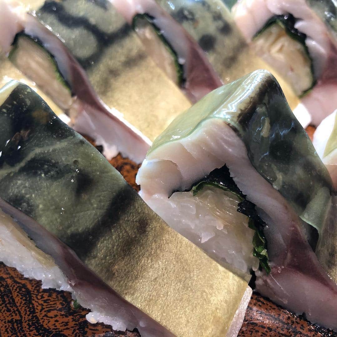 Baekのインスタグラム：「今日はすごく楽しい楽しい一日だったけどカラダ動かしたりなんだかんだばたばたしたら疲れたーとなって帰りにお寿司たべにいきました！ これは最近ハマった鯖なんですけど 今日さばくださいー！てゆったら今日はもうなくなっちゃったてきいてちょっとしょっくだったけどちがうのをたのんでたべましたがすこしあとに大将が、さばたべたい？本当にたべたい〜？ていわれて たべたいー！！！！ていったら こーんなにつくってくれました！！！ 明日の分だったみたい いいのかなておもいながらおいしくいただきました 今日はすきなひとにたくさんあえて、楽しい経験ができて、すきなものもたべて、よいいちにちになりました。 まわりみんなやさしくてべっくは幸せ者です。 みんないつもいつもありがとう。  #日記#ダンスの件も日記書く」