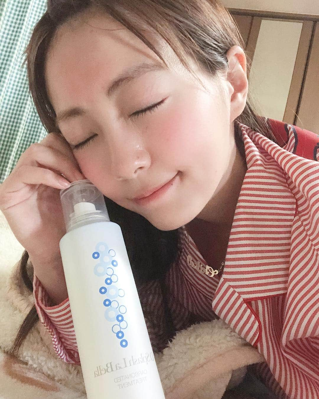 うえむらちかさんのインスタグラム写真 - (うえむらちかInstagram)「球春明けて、新しいパジャマをおろしてみました♡  @peachjohn_official のカープコラボパジャマ💕  パジャマを新調するだけで贅沢気分になれますね！  シーズン始まると負けることももちろんあるけど、明日へ向けて気持ちを切り替えていかなきゃですね😤  今日はスキンケアしっかりして寝るぞー！  ということで、帰省の時や遠征の時に持って行ってる…  #ディースプラッシュラベッラ @dsplashlb  ブースター・先行導入液 ⇒ 化粧水 ⇒ 美容液がこれ1本でOKという優れもの！  荷物少なくしたいときに便利なんですよね〜！ . あとお肌が疲れてると泡がバチバチと弾けて少し痛いんですが、使ううちにターンオーバーを促してくれて2回目からは全然痛くなくなっていました…  バチバチ弾ける音が凄いので聴いてみてね笑  乾燥肌なので、今のを使い終わったらオイル入りのラベッラも使ってみよっと〜♪ . は〜すっきりした😩✨ .  #炭酸美容 #リラックスタイム #至福のひととき #自分へのご褒美 #pr #コラボベース #peachjohn #pj #美容好きな人と繋がりたい #カープ女子 #carp #スキンケア #美容」4月2日 22時15分 - uemurachika