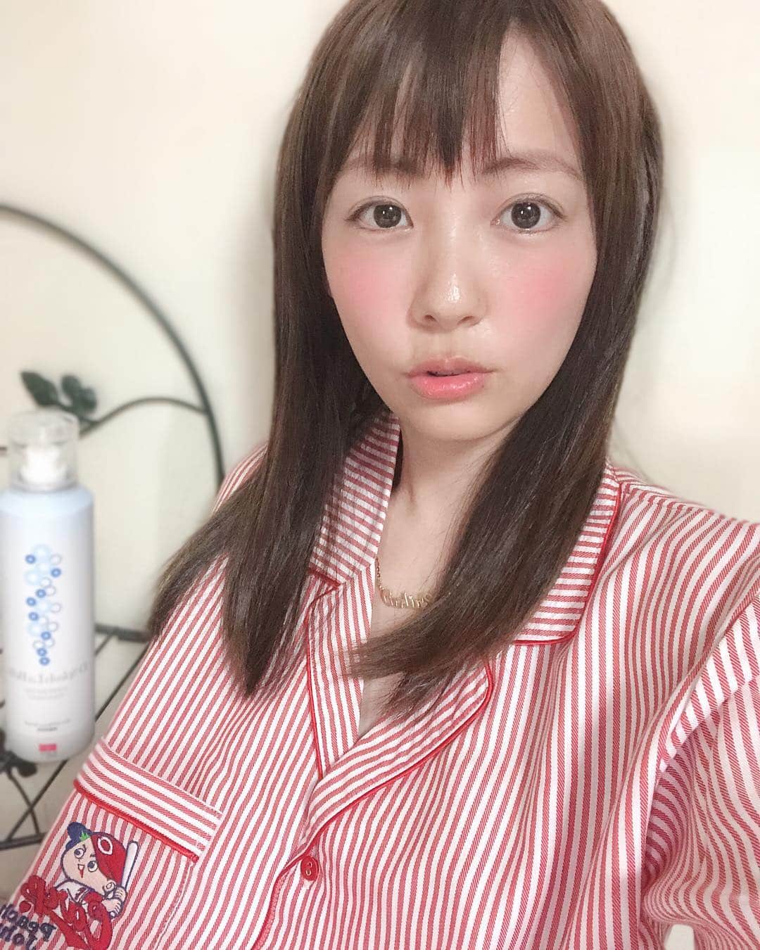 うえむらちかのインスタグラム：「球春明けて、新しいパジャマをおろしてみました♡  @peachjohn_official のカープコラボパジャマ💕  パジャマを新調するだけで贅沢気分になれますね！  シーズン始まると負けることももちろんあるけど、明日へ向けて気持ちを切り替えていかなきゃですね😤  今日はスキンケアしっかりして寝るぞー！  ということで、帰省の時や遠征の時に持って行ってる…  #ディースプラッシュラベッラ @dsplashlb  ブースター・先行導入液 ⇒ 化粧水 ⇒ 美容液がこれ1本でOKという優れもの！  荷物少なくしたいときに便利なんですよね〜！ . あとお肌が疲れてると泡がバチバチと弾けて少し痛いんですが、使ううちにターンオーバーを促してくれて2回目からは全然痛くなくなっていました…  バチバチ弾ける音が凄いので聴いてみてね笑  乾燥肌なので、今のを使い終わったらオイル入りのラベッラも使ってみよっと〜♪ . は〜すっきりした😩✨ .  #炭酸美容 #リラックスタイム #至福のひととき #自分へのご褒美 #pr #コラボベース #peachjohn #pj #美容好きな人と繋がりたい #カープ女子 #carp #スキンケア #美容」