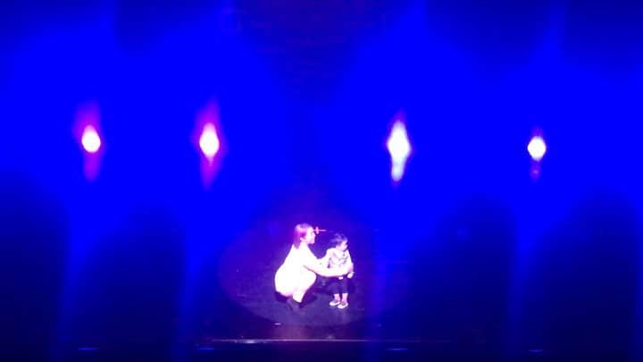 Nazukiのインスタグラム：「2019.3.25 ダンホリ ✨✨✨✨ ママナンバー MamiTaz ❤️❤️❤️ 一番やりたかった演出✨⭐️ 最後に自分の子供とステージに立つ😍😍😍 ほんと、一気に会場が❤️ なった気がする😆  ママにも子供にもいい思い出になり、お客さんにもHappyを与えられる演出になったと思う😊👍 シリーズ化したい😆  私も @ren_ryu_littlboy と出れてよかったな❤️ #ママダンサー #mama #dancer #coreography #kelis #lilkim #mariahcarey  #nazuki #mamitas  #子育て #育児 #ダンホリ #子供とステージ」