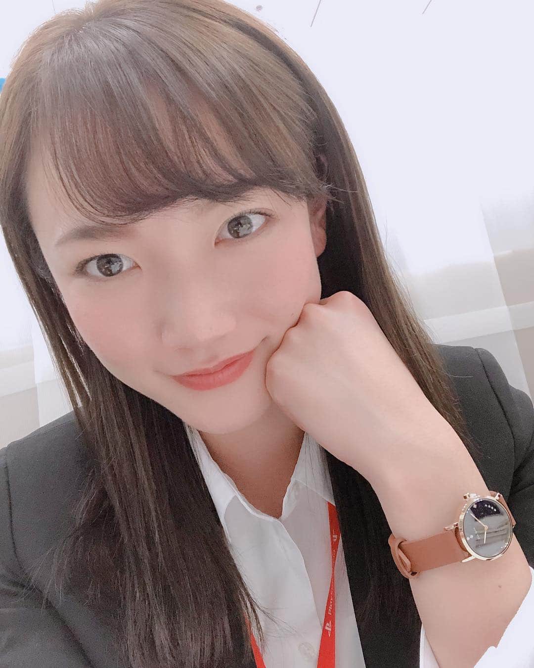 森園れんのインスタグラム：「久しぶりのスーツ👠 清楚れんこんどうですか？笑  #スーツ女子 #清楚系女子  #腕時計 #liakulea #腕時計 #時計 ＃腕時計倶楽部 #手元倶楽部 #クーポンコード 「ren__m」で10％OFF！」