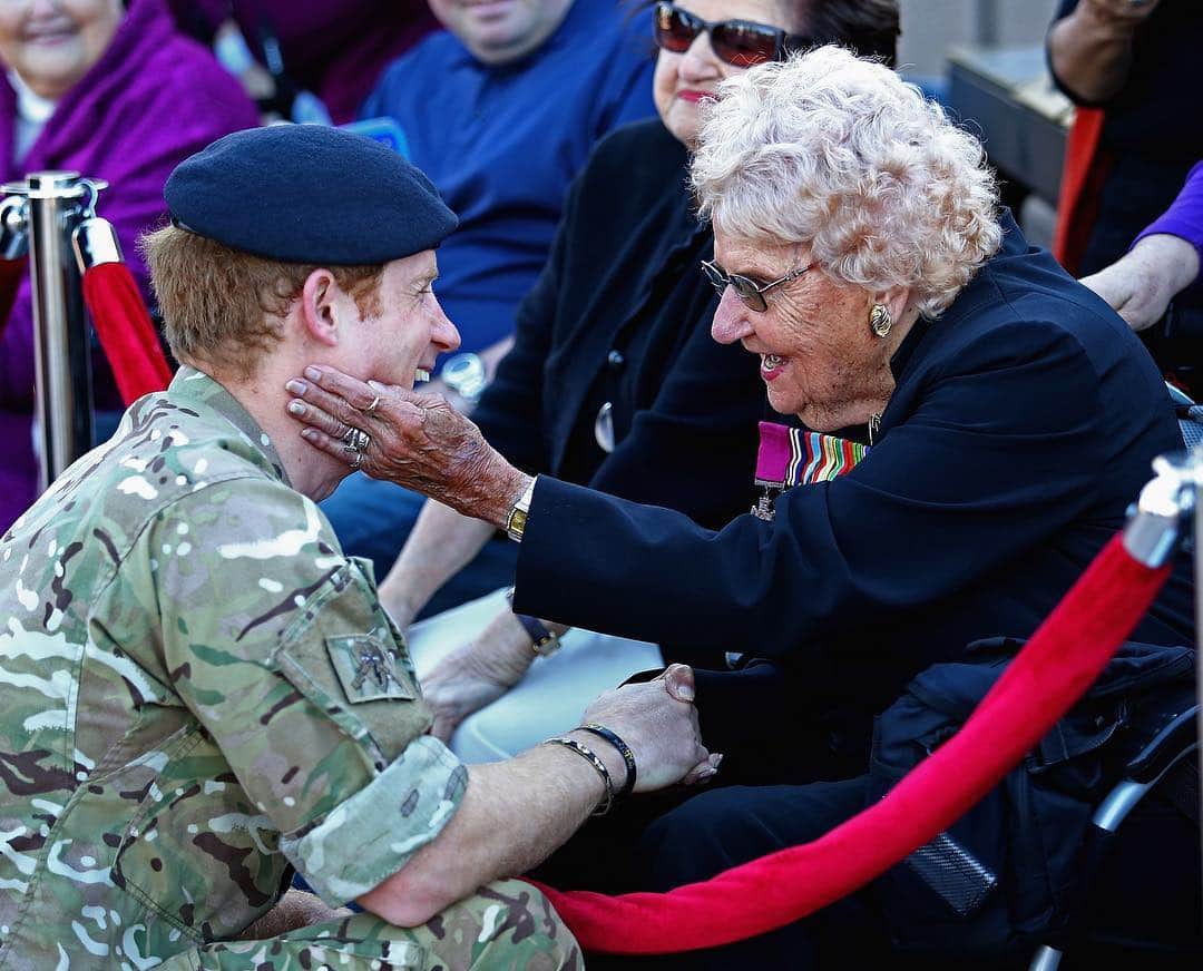 NBC Newsさんのインスタグラム写真 - (NBC NewsInstagram)「#PrinceHarry’s most devoted fan, Daphne Dunne, has died at age 99. Read more at the link in our bio. . 📷 @chrisjacksongetty / @gettyimages」4月2日 22時16分 - nbcnews