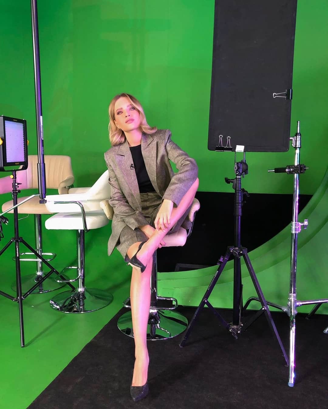 RU.TVさんのインスタグラム写真 - (RU.TVInstagram)「⚡ Сегодня с Лизой Жарких @lizazharkikh в программе «Тема» обсуждаем: ⠀ На что вы не можете решиться? ⠀ 💌 Поделитесь с нами в комментариях или присылайте смс на номер 5742 (услуга платная, подробности на сайте RU.TV)  За наряд для ведущей благодарим @soeasy_moscow ⠀ #темарутв #лизажарких #rutv #рутв」4月2日 22時29分 - ru_tv