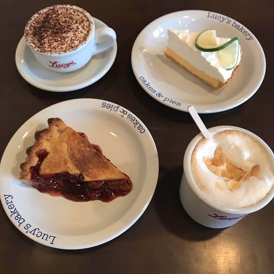 isutaさんのインスタグラム写真 - (isutaInstagram)「. 横浜・青葉台にあるアメリカンケーキの専門店「Lucy's Bakery」をご紹介♡ . 旬のフルーツを使ったケーキやパイを楽しめるお店です。 . 見た目も可愛く、どれも美味しそうなので迷ってしまうこと間違いなしですよ♩ . ぜひドリンクと一緒に素敵なカフェタイムを過ごしてくださいね！ _____ Lucy's Bakery open：10:00～19:00 access：神奈川県横浜市青葉区つつじヶ丘11-1 _____ photo by @insomnia___01 @mk_sr00 . #isuta #isutapic #isutacafe #イスタ #横浜カフェ #lucysbakery」4月2日 22時22分 - isuta_jp