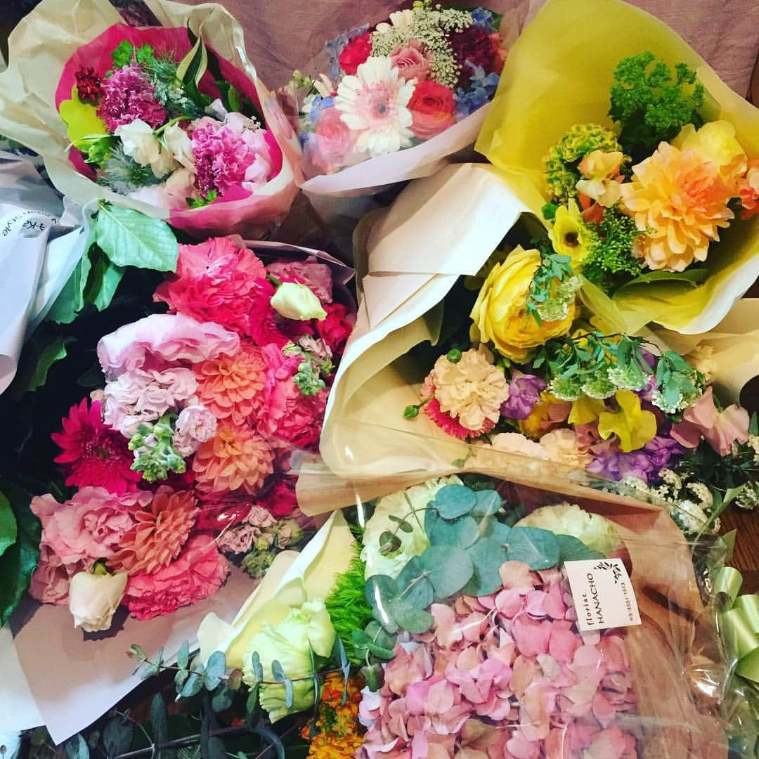 小柳津真由美さんのインスタグラム写真 - (小柳津真由美Instagram)「沢山のお花をありがとう！  #退職の日 #沢山の花束 #本当にありがとう #小柳津真由美」4月2日 22時25分 - mayumioyaizu