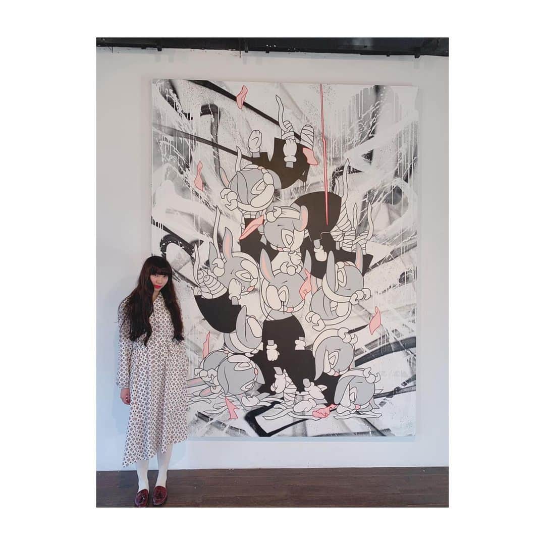若村柚那のインスタグラム：「@arutasoup exhibition “Fallen” 🐰💉❤️🍭🍓💄💚🦄🧡🌹 #garally #exhibition #art #fallen #cartoon #rabbit #cute #lovely #awesome #trax #yolo #girl #dog #me #actress #good #natura #paint #arutasoup #happy #japan」