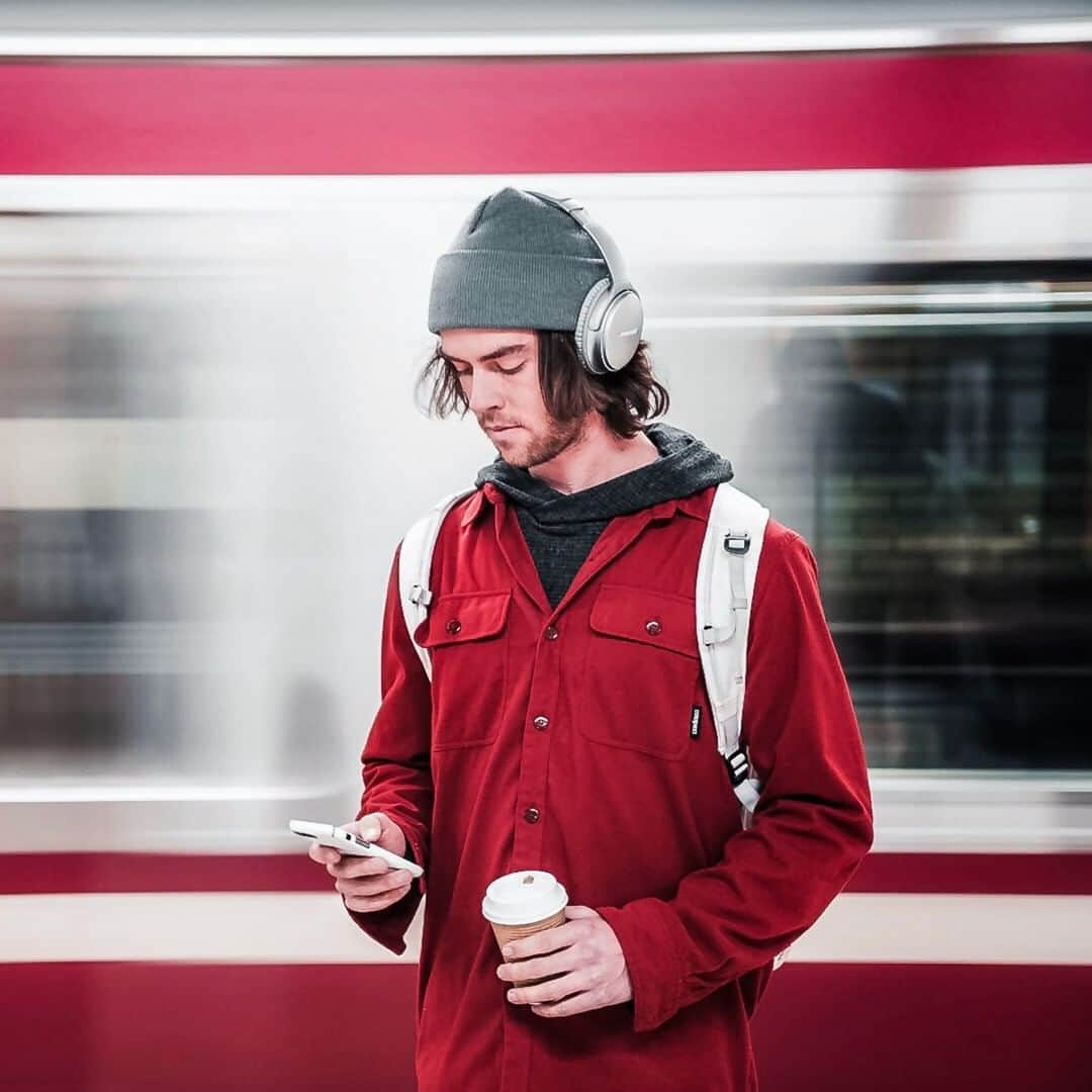 BOSEさんのインスタグラム写真 - (BOSEInstagram)「What do you think @ryanwach is listening to? Podcast or music? #QC35 II #Commute • • 📸 from @danielmilchev」4月2日 22時30分 - bose