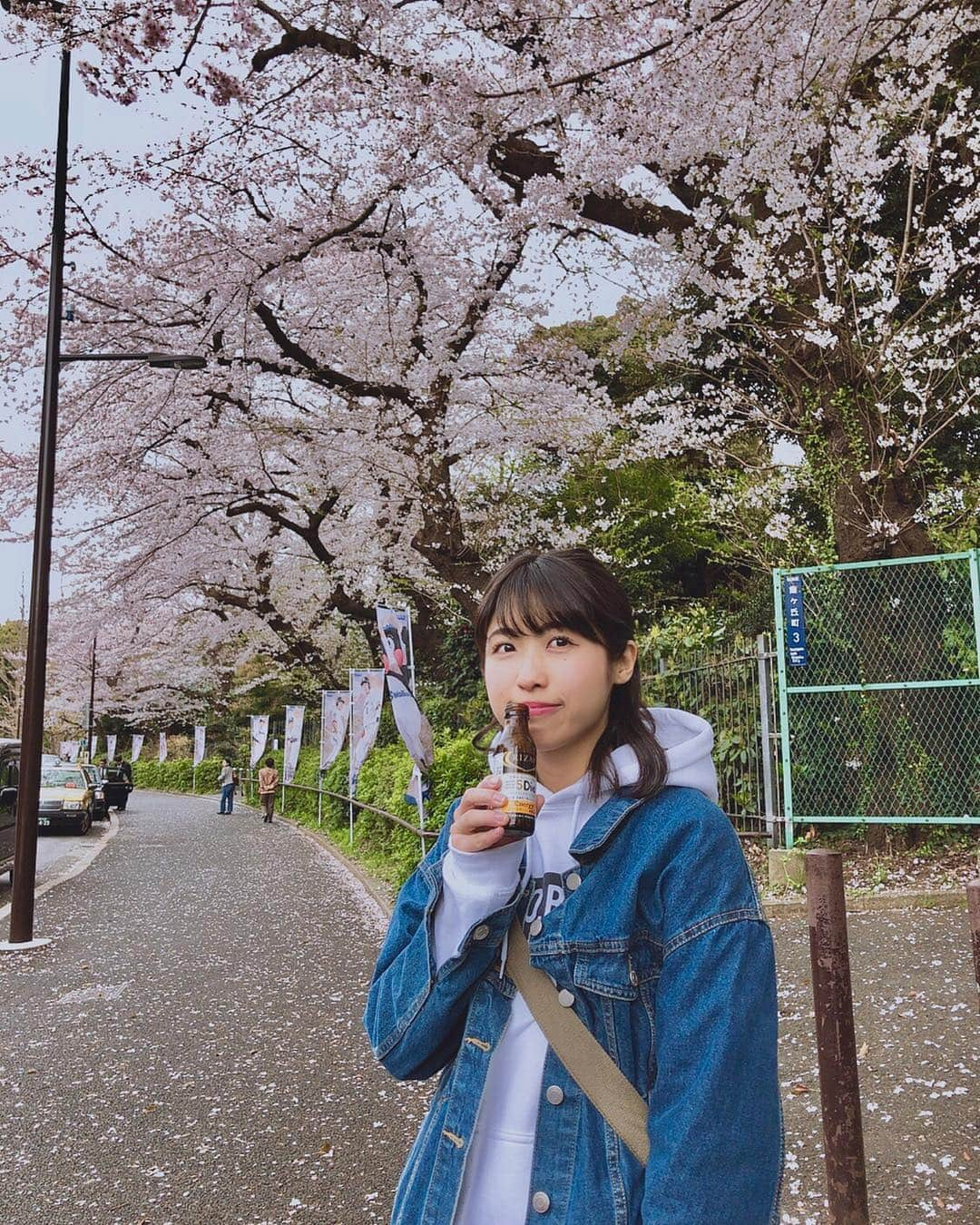 小谷津友里さんのインスタグラム写真 - (小谷津友里Instagram)「神宮の桜が綺麗だぁ😆🌸 昨日はお休みで、神宮へゴルフの打ちっ放しに行ったよ🏌️‍♂️ 帰りはお腹減ったけど #RAIZAP の#ファイブダイエット で間食をヘルシーにした😆(えらい！笑) 痩せるために食事の回数を増やすメゾットは自分に合ってるみたい！ 空腹感なくダイエットできてる🥺💓ストレスは敵だからね！ たのしく美味しく体型管理がモットー🥰 * * ファミマで5Dietとサラダをセットで買うと30円引きになるから 明日も買いにいこ🏌️‍♂️ * * #RAIZAP#ライザップ#5diet#ファイブダイエット#ダイエット#ダイエットメニュー #ヘルシーおやつ #diet#神宮球場 #神宮外苑#桜#東京#ダイエッター#痩せたい#パーカー女子 #スポーツミックス #デニムジャケット #sakura#japan_of_insta #こやゆりコーデ」4月2日 22時31分 - yurikoyatsu