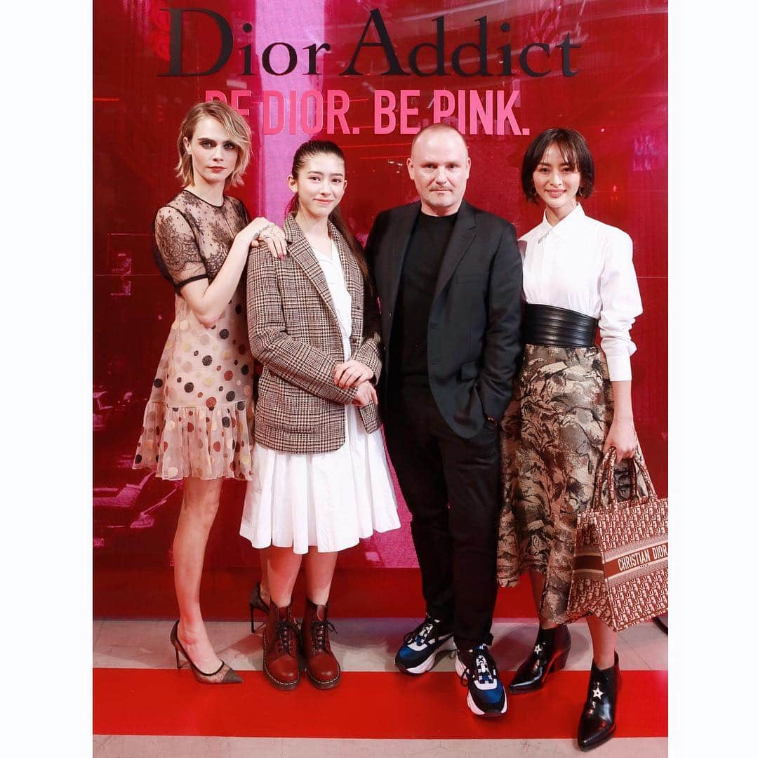 Yoshiko Kris-Webb クリス-ウェブ佳子さんのインスタグラム写真 - (Yoshiko Kris-Webb クリス-ウェブ佳子Instagram)「#BeDiorBePink 🌸 with @caradelevingne & creative and image director of Christian Dior Makeup @peterphilipsmakeup 💋 @diormakeup から4月19日新発売のリップスティック「ディオール アディクト ステラー シャイン (全24色)」をどこよりも早く体験できるイベント「ADDICT CITY」がHotel Koe Tokyoにて開催。会期は4月3日(水)から7日(日)まで。ピンク色に染まったニューヨークをイメージした会場も必見！」4月2日 22時31分 - tokyodame