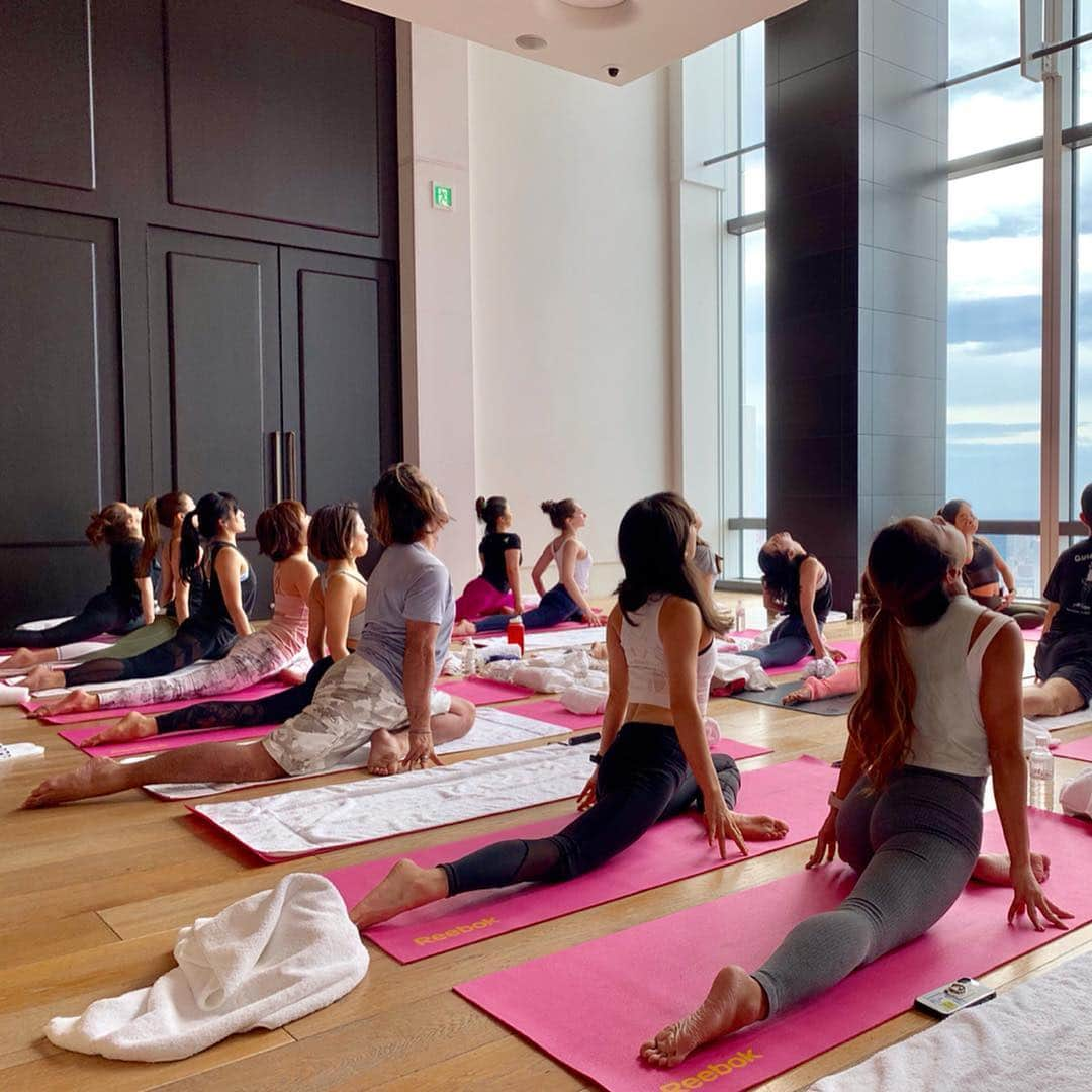 Andaz Tokyo アンダーズ 東京さんのインスタグラム写真 - (Andaz Tokyo アンダーズ 東京Instagram)「Discovering new experiences in #health and #wellness at @andaztokyo with our Spring into Yoga session with @janiceliou and @arina.yoga 🧘‍♀️ Check our highlights to see more of this fun event 🤸🏻‍♀️」4月2日 22時46分 - andaztokyo