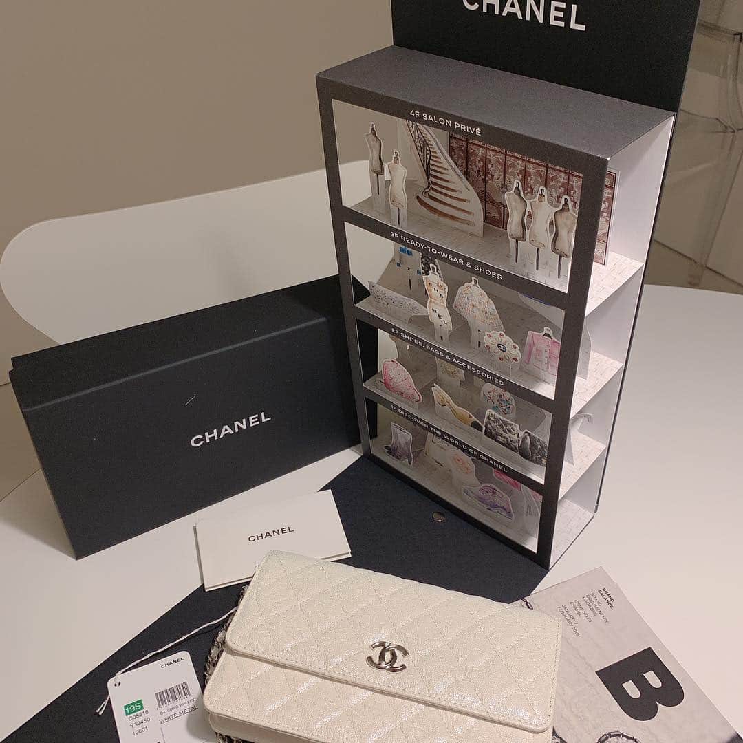 キム・ジュニさんのインスタグラム写真 - (キム・ジュニInstagram)「조금 늦은 샤넬 플래그쉽스토어 방문 간만에 온니랑 수다두 하궁🖤 예쁜거 너무 많아서 눈돌아가영👀 기프트 백도 너무 예뻐용 고마워요 샤넬🖤 . #Chanel #chanelflagshipstore」4月2日 22時40分 - evajunie