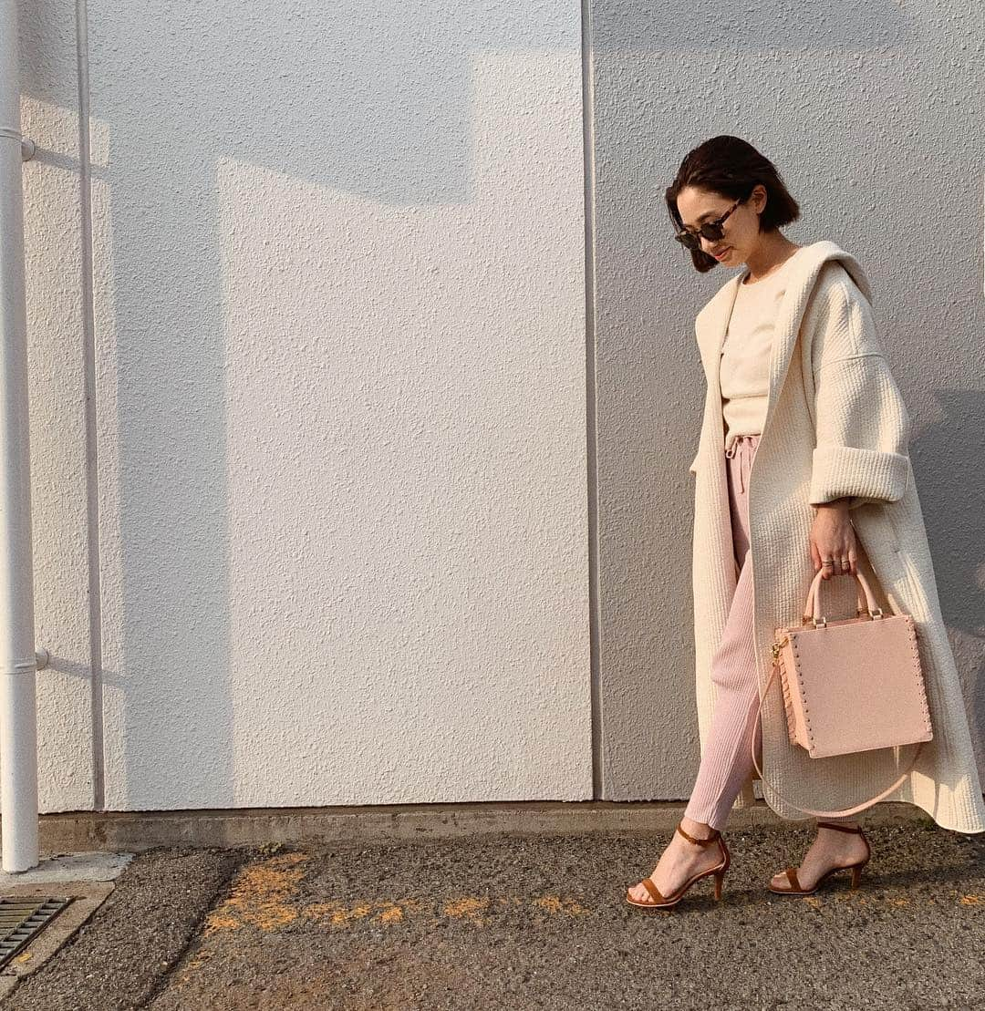 伊地知朋子さんのインスタグラム写真 - (伊地知朋子Instagram)「#thankyou MULBERRY BAG たくさんのご注文 ありがとうございます🤲🏻 順にご発送させて頂きますので お届けまで今しばらくお待ちください😌 NUDE PINKは残り僅かですが在庫がございます。 これからの温かい季節 お洋服の華として是非💗 . @meer._official のリブニットパンツのピンクと合わせて春の装い🌸 ____ #urbanbobby  #ub_mulberry  #shopmeer  #ootd #春服」4月2日 22時42分 - tomoko_urbanbobby