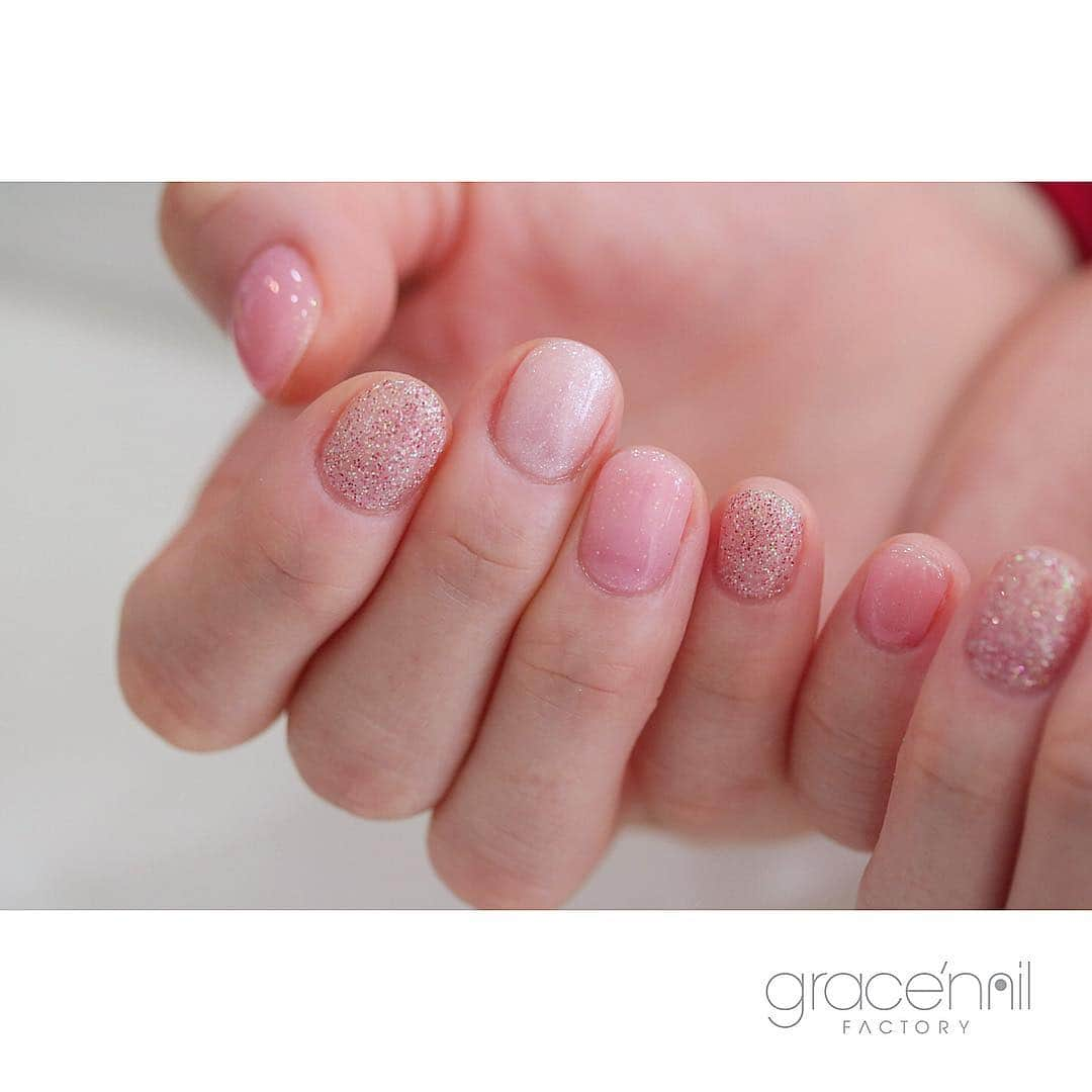 gracenailfactoryさんのインスタグラム写真 - (gracenailfactoryInstagram)「きらきらしばり◎ . #nail #nailsalon #naildesign #nailart #gel #gelart #gelnail #ネイル #ネイルデザイン #ネイルアート #ネイリスト #大阪ネイルサロン #グレースネイルファクトリー  #大人ネイル #人気ネイル #大阪ネイル  #堀江ネイル  #四ツ橋ネイル #シンプルネイル #ショートネイル  #春ネイル #カジュアルネイル #ニュアンスネイル」4月2日 22時45分 - gracenailfactory