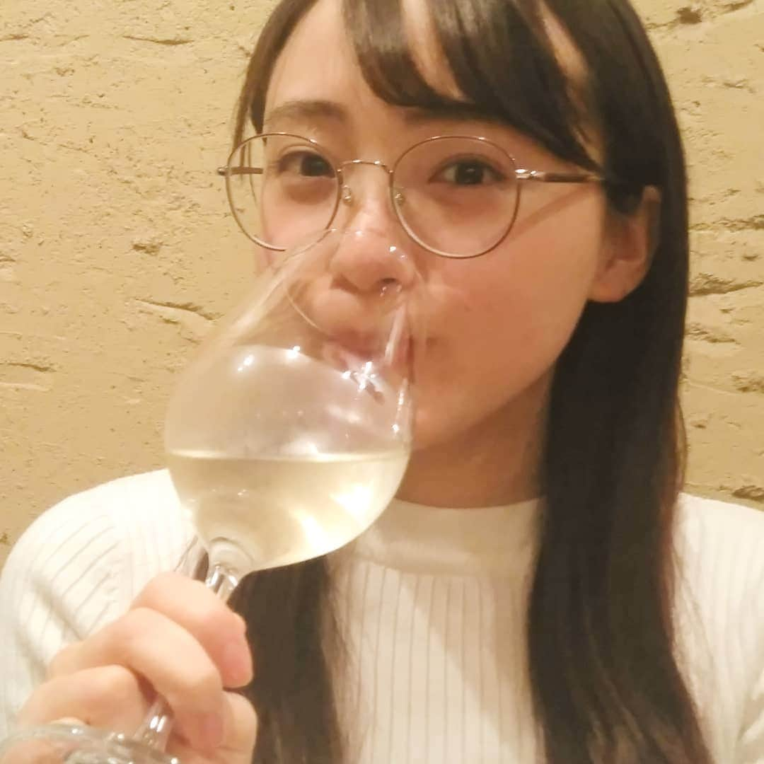 相川結さんのインスタグラム写真 - (相川結Instagram)「お酒は白ワインが好きです。炭酸が昔から飲めなくて、ビールやチューハイが飲めません。あ、あと梅酒も好きです。お酒は弱くない方だと思います。 #だからなんやねんって話」4月2日 22時55分 - yu__nyan16