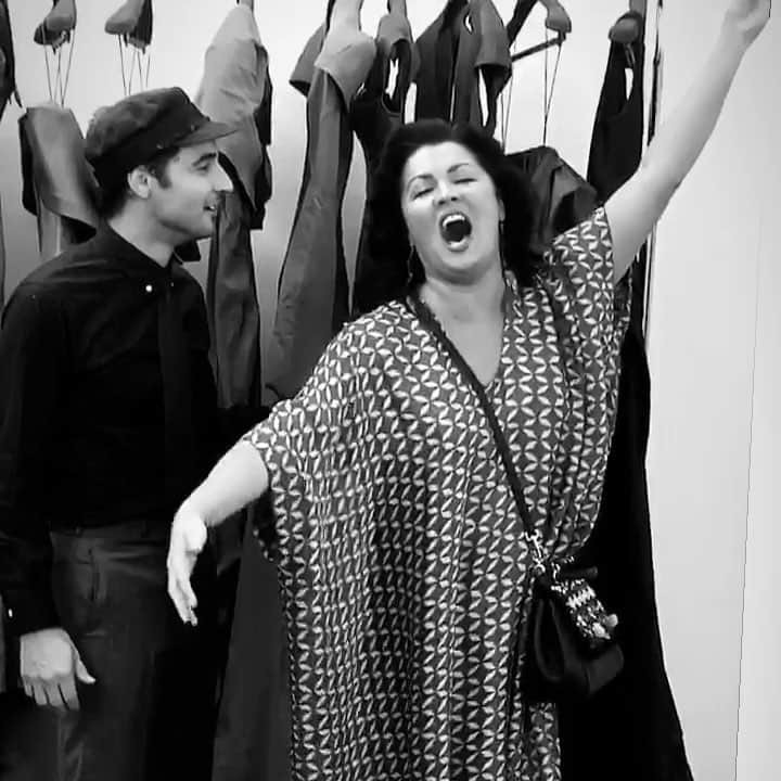 のインスタグラム：「Who doesn’t want to start their day with the iconic #opera legend and friend @anna_netrebko_yusi_tiago ♥️⭐️⭐️⭐️⭐️♥️ miss you!!」