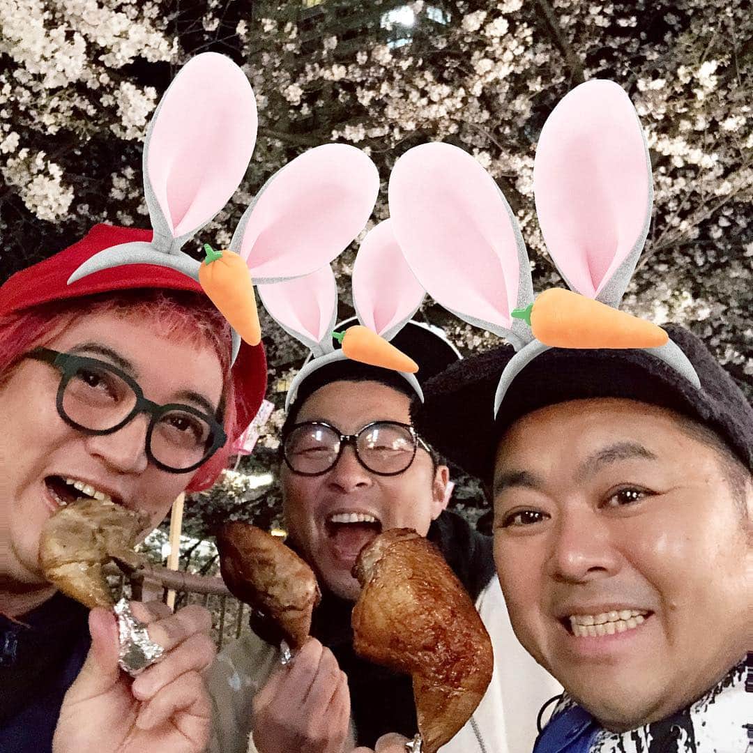 大地洋輔のインスタグラム：「豊満のメンバー（SHOCK-ZAIは欠席）で花見に来たよ🌸  チキン食べたら、あらビックリ！  ウサギちゃんになったお！  ヤバみ！！ 良い桜だったお！  #豊満乃風 #中目黒  #花見  #チキンの油 #手に付く #それを手の甲に馴染ませる #デッカチャン」