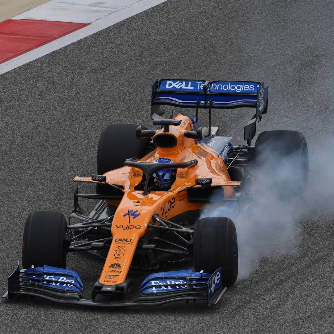 F1さんのインスタグラム写真 - (F1Instagram)「Back on track 💙❤️💛 . @fernandoalo_oficial is driving the MCL34 in Bahrain, developing 2020 tyres with @pirelli_motorsport . #F1 #Formula1 #F1Testing #fernandoalonso」4月2日 22時49分 - f1