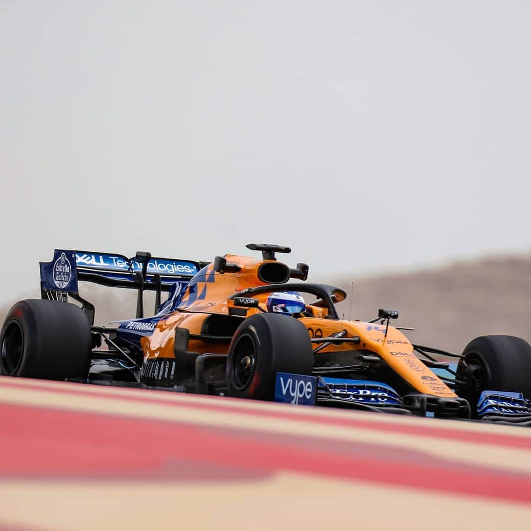 F1さんのインスタグラム写真 - (F1Instagram)「Back on track 💙❤️💛 . @fernandoalo_oficial is driving the MCL34 in Bahrain, developing 2020 tyres with @pirelli_motorsport . #F1 #Formula1 #F1Testing #fernandoalonso」4月2日 22時49分 - f1