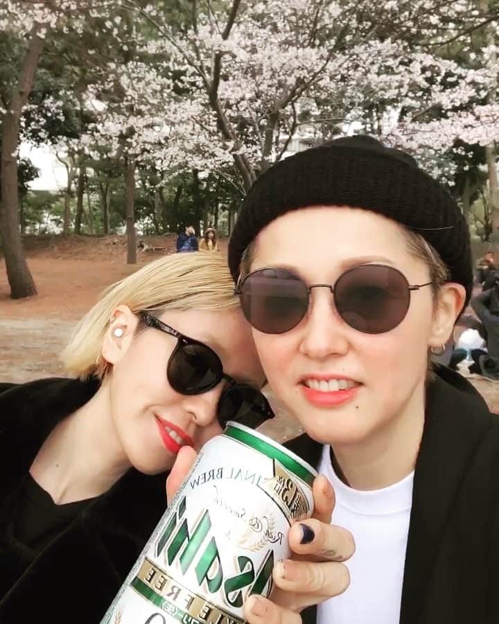 PELIのインスタグラム：「お花見！！🌸🌸🌸🌸🍺🍺🍺🍺🍺🍺 @a.com524  #極寒」
