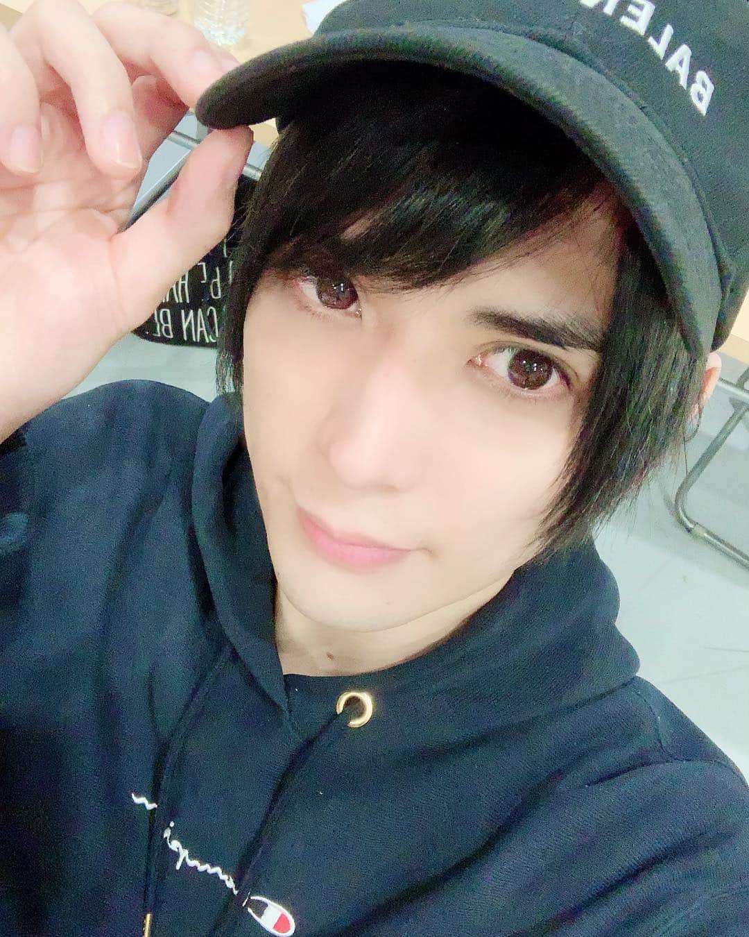 仲田博喜のインスタグラム：「場当たり一日目終了。  キャストがみんな素敵だ。  皆で一つのものを作ってる感覚。  いつも、感じるけどいつもとはまた少し違う感覚。  楽しもう(^^) そして、黒髪さようならだよ〜( ´θ｀) またね黒髪！  帰りに少しだけ、しっぽり晩酌(*´ー｀*)明日の為の英気を…！」