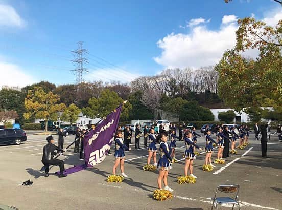 中央大学応援団チアリーディング部SPIRITSのインスタグラム：「本日は多摩キャンパスにて、入学式がありました🌸 新入生の皆さん、ご入学おめでとうございます！！！ そんな新入生の皆さんを祝して、演技をさせていただきました！ たくさんの方々に見ていただきとても光栄です😍✨✨✨ 是非応援団の仲間になって中央大学を取り上げませんか？？？😆 ご入部お待ちしております！！ ・ ・ #中央大学 #CHUO #chuouniversity  #中央大学応援団 #応援団 #SPIRITS #学友会 #体育連盟 #応援  #チアリーディング #cheerleading #2019 #春から中大 #春から中央 #新入生 #大歓迎 #新歓 #入学 #おめでとう」