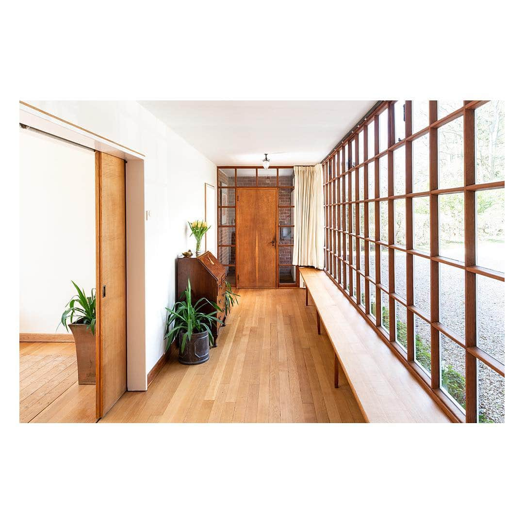 The Modern Houseさんのインスタグラム写真 - (The Modern HouseInstagram)「Today we take a look at Overshot in Oxford. Designed in the 1930s, it is a rare example of Modern Movement architecture. Link in our bio for the sales listing and to read more on its history.  #modernist #1930sarchitecture #oxford」4月2日 22時54分 - themodernhouse