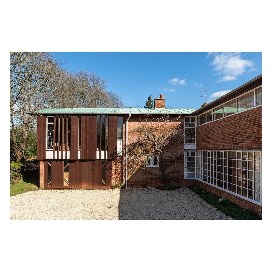 The Modern Houseさんのインスタグラム写真 - (The Modern HouseInstagram)「Today we take a look at Overshot in Oxford. Designed in the 1930s, it is a rare example of Modern Movement architecture. Link in our bio for the sales listing and to read more on its history.  #modernist #1930sarchitecture #oxford」4月2日 22時54分 - themodernhouse