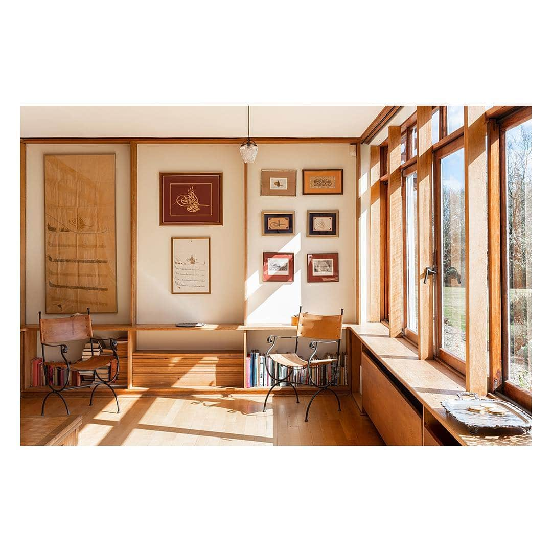 The Modern Houseさんのインスタグラム写真 - (The Modern HouseInstagram)「Today we take a look at Overshot in Oxford. Designed in the 1930s, it is a rare example of Modern Movement architecture. Link in our bio for the sales listing and to read more on its history.  #modernist #1930sarchitecture #oxford」4月2日 22時54分 - themodernhouse