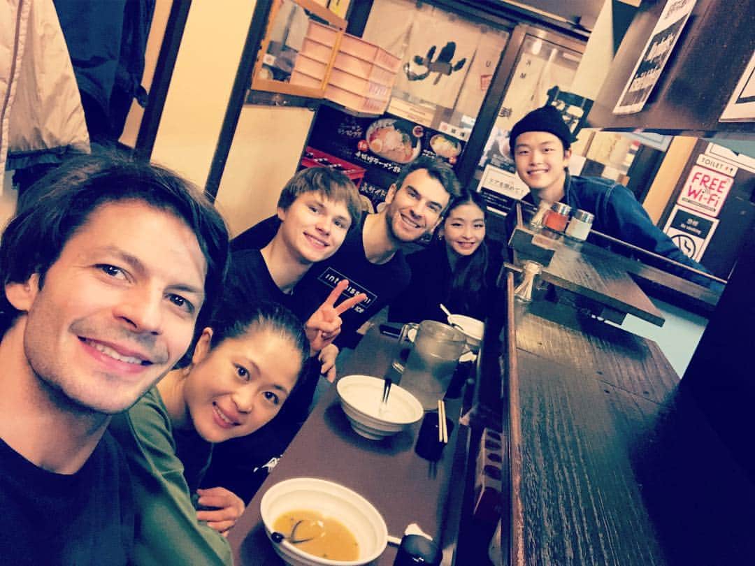 のインスタグラム：「Having a great time on my birthday! Thank you all for making it so special! And thanks mom! #ramen」