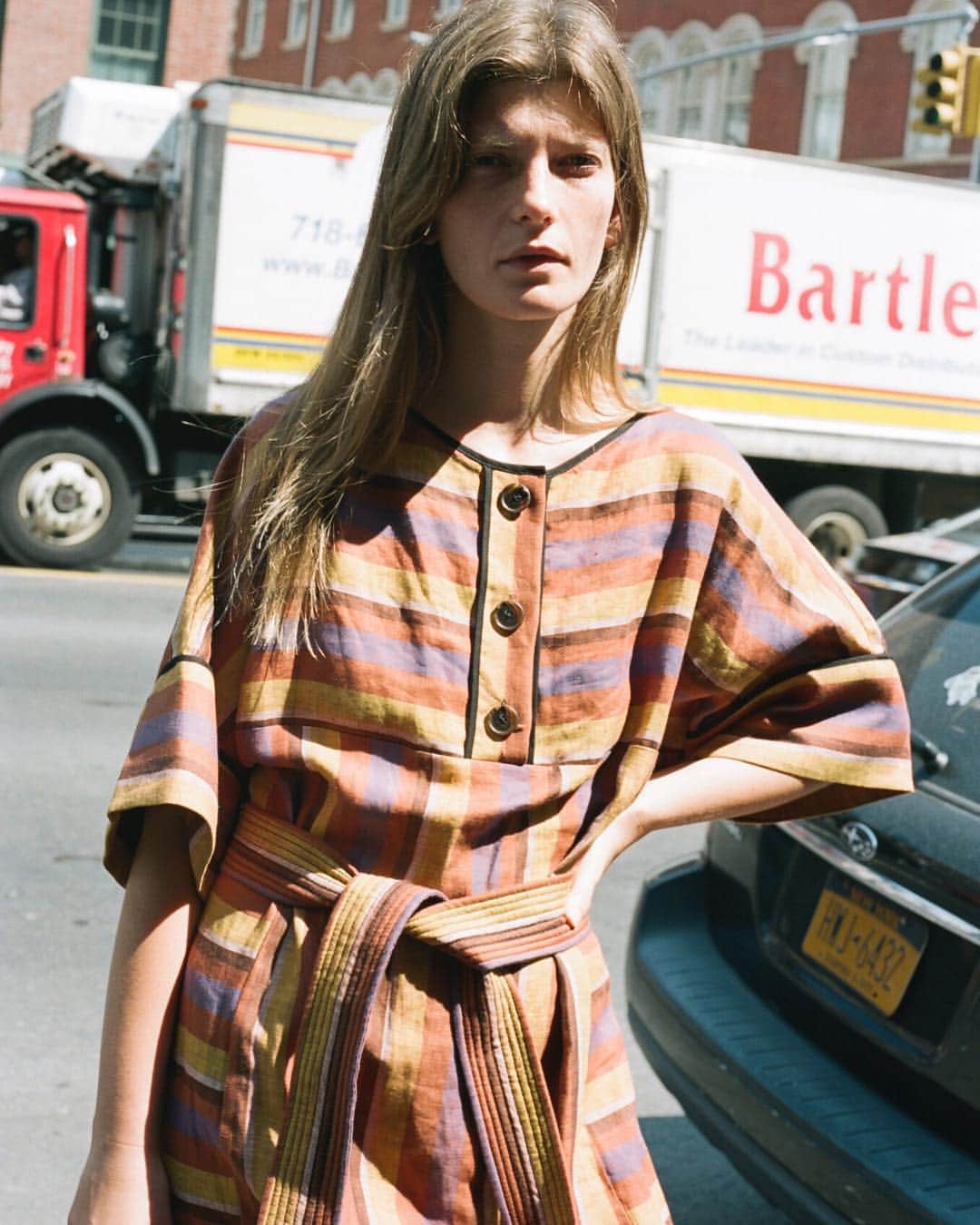 シー ニューヨークさんのインスタグラム写真 - (シー ニューヨークInstagram)「Sun drenched ☀️ in our Cici belted shirt dress  #SeaSS19 #streetstyle」4月2日 22時58分 - seanewyork