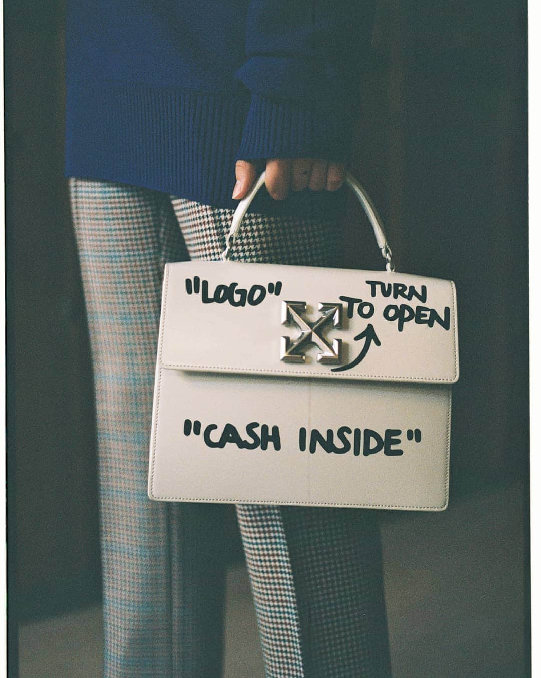 OFF-WHITE C/O VIRGIL ABLOHさんのインスタグラム写真 - (OFF-WHITE C/O VIRGIL ABLOHInstagram)「pre-fall 19 women’s Off-White™ collection titled “Do You Cheer?” JITNEY bag available soon. photography c/o @viktorvauthier」4月2日 23時01分 - off____white