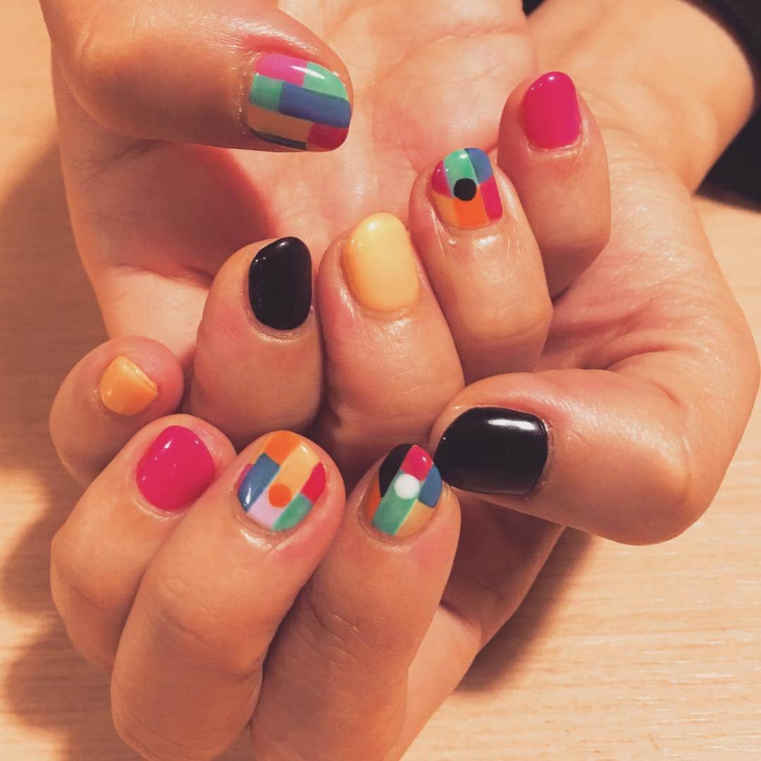 金巻ともこさんのインスタグラム写真 - (金巻ともこInstagram)「ネイルかわいくしてもらった💕 ほんとはもっとネオンカラーです！！ #ネイル #ネイルデザイン #nail #naildesign」4月2日 23時02分 - tomotomoco