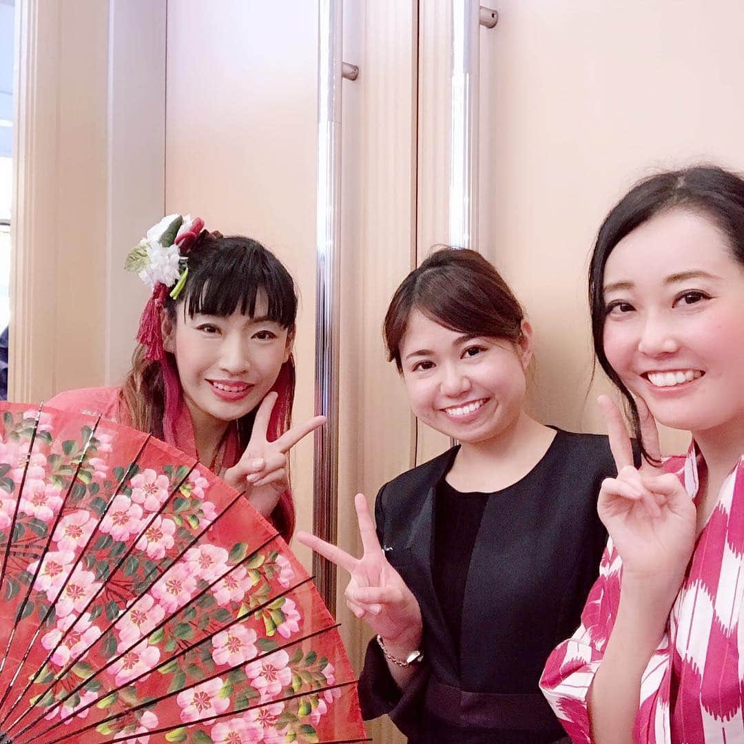 のインスタグラム：「先日の #スカイウエディング羽田 様での #ブライダルパーティー での #余興 #イリュージョン でお世話になったご担当者様と #アシスタント の雅子さんと。 お世話になった皆々様、ありがとうございました。 そして、ご結婚おめでとうございました㊗️」