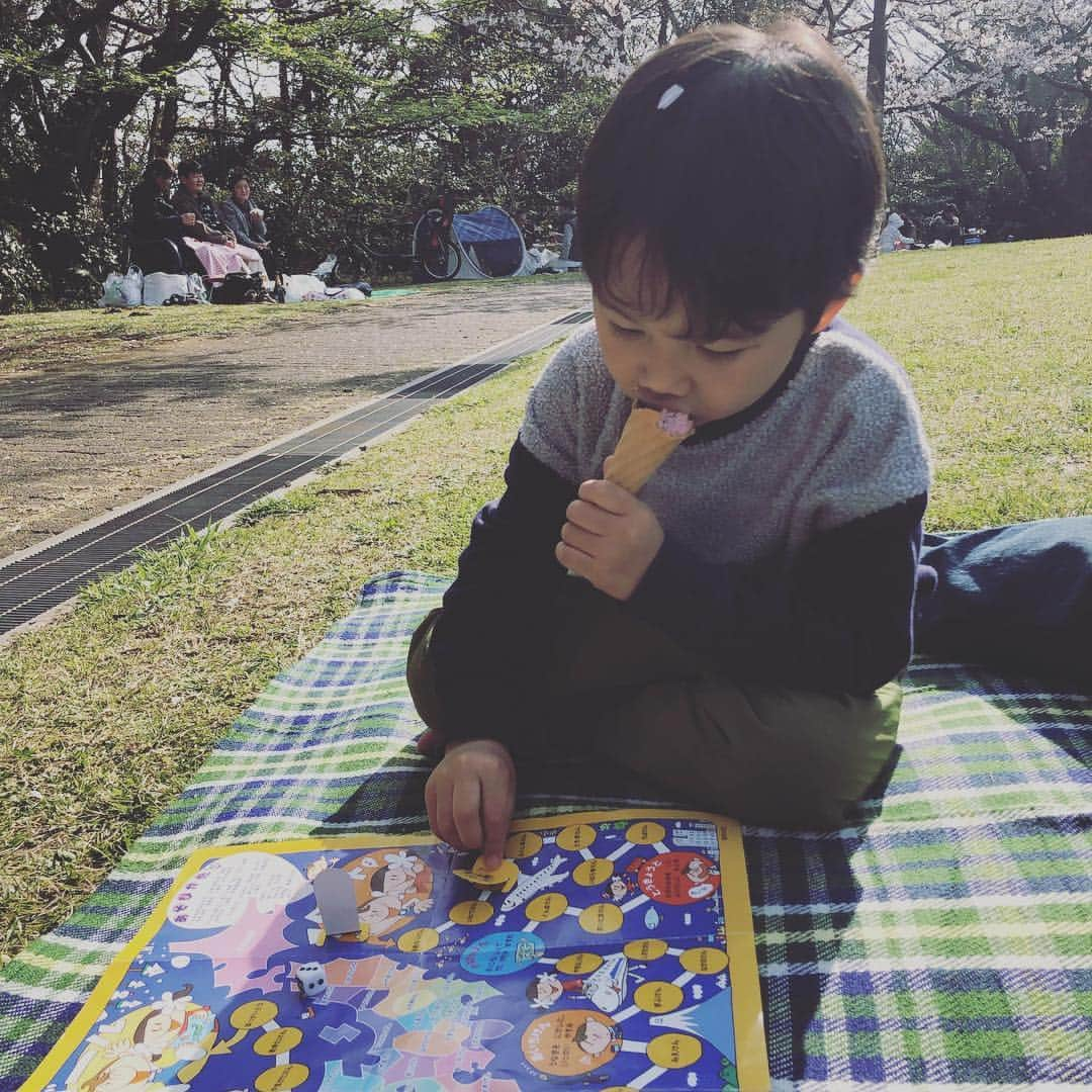 諸岡なほ子さんのインスタグラム写真 - (諸岡なほ子Instagram)「３月最後の日は、本牧でお花見。 昼間はどんより&雨でとても出かける気になれなかったのだけど、思い切って飛び出して初めての公園にチャレンジしてみたら、段々と青空が広がり、たどり着いた広い公園も思いのほか良くて、お花見大成功。  本牧の辺りは、アメリカンな雰囲気も残っていて、一瞬ハワイをドライブしてるような気持ちにも。ちょっと深堀したくなったなー。横浜愛も深まりつつあります。  写真は①桜の枝越しの我が家の人たちと、②思い切りジャンプする人と、③髪に花びらつけつつ片手にジャイアントコーンでしつこくすごろくする人と、④母と息子。 #花見 #家族でお花見 #sakura花霞 #諸岡なほ子 #横浜愛 #本牧 #本牧山頂公園」4月2日 23時08分 - morookanahoko