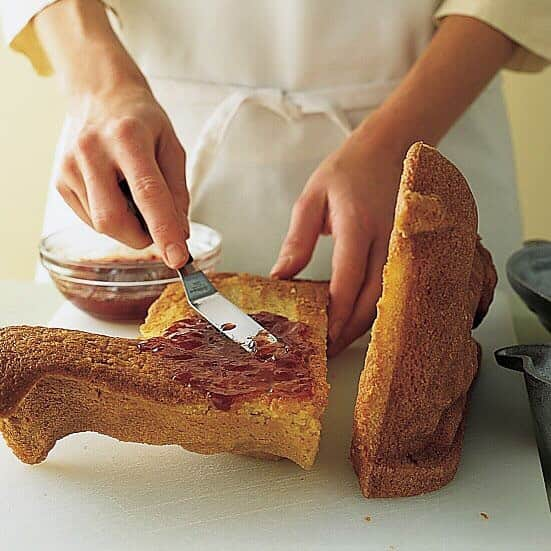 マーサ・スチュワートさんのインスタグラム写真 - (マーサ・スチュワートInstagram)「Looking for an impressive Easter dessert? 👀 We pulled this amazing lamb cake #FromtheArchive (originally featured in our April 2005 issue!). 🐑🍰 The adorable white-chocolate buttercream confection is topped with a coat of chocolate curls to mimic their wooly texture. 😋 Swipe the gallery to get the step-by-step how-to, and visit the link in bio for the recipe!👆🏼 Recognize this vintage cake? Let us know in the comments below! 😉 📷: @awilliamsphoto」4月2日 23時09分 - marthastewart