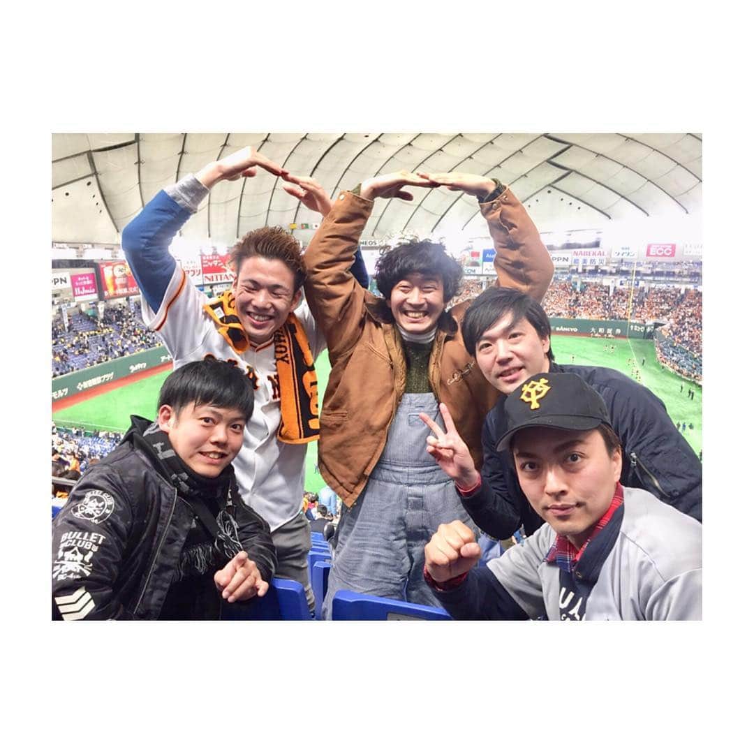 のインスタグラム：「【東京ドーム開幕戦】  読売ジャイアンツ×阪神タイガース  丸選手の初ホームランなどで完勝！まるー🙆‍♂️ ・ ・ ・ #東京ドーム #開幕戦 #巨人 #読売ジャイアンツ #阪神タイガース #丸選手 #初ホームラン #まるポーズ #ゲレーロ #2本目 #山口俊 選手 #初勝利 #今シーズン #初観戦 #上村 さん #石倉 さん #マクベス #田方 #みんなのたかみち #g党  #今年は優勝 #たのんます🙇‍♂️」