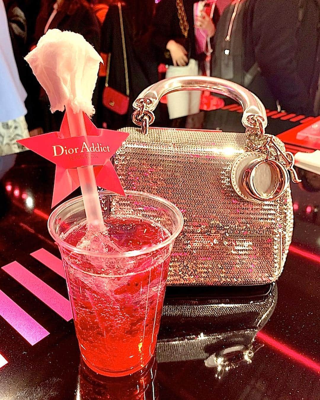 和泉佳子さんのインスタグラム写真 - (和泉佳子Instagram)「4/3～4/7まで、渋谷のhotel koe Tokyoで、「Dior Addict ステラーシャイン」の発売を記念してディオール メイクアップイベント”ADDICT CITY”を開催🎵 . 今夜は、それに先駆けた ローンチパーティーに伺いました✨ . 期間中、イベントだけで楽しめるインスタ映えの「アディクト シティドリンク」🥂 . ストローの先に付いているコットンキャンディを、ドリンクの中に溶かして飲むのだそうです😌💕 .  メイクアップイベントでは、Dior Addict ステラーシャインが先行発売される他、LINEコネクトして、豪華なプレゼントが当たる「アディクトシティゲーム」に参加出来たり✨ . モデルになりきってNYストリートシューティングを体験出来るフォトブースがあったり・・・✨ . ぜひ皆様、ディオール メイクアップイベント”ADDICT CITY”に足を運んでみて下さい🎵 . .  #和泉佳子 #25ans #ヴァンサンカン #エレブロガー #DIORADDICT #ディオールアディクトステラーシャイン #BEDIORBEPINK @diormakeup」4月2日 23時14分 - yoshiko_izumi