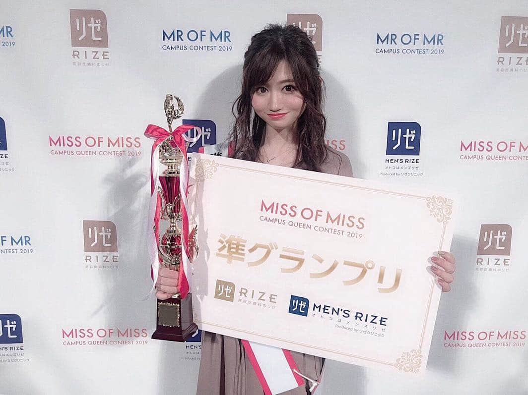 のインスタグラム：「. . . Miss of Miss2019 準グランプリを受賞することができました。 応援してくださった皆さん本当にありがとうございました！ . 自分の可能性を変えたくて、どこまでできるか挑戦したくて出場したミスオブミス。 どの審査も全力で頑張ったと自信を持って言えます。 全国のステージは想像以上に大変で、辛いこともたくさんありました。 でもこの経験から多くを学び、本当に大きく成長することができました！ すごく楽しい9ヶ月間でした♪ . 毎日一緒に審査に取り組んでくれた皆さん、そばで支えてくれた家族、友達。本当に感謝しています。 関わってくれた皆様ありがとうございました！ . これからも多くのことに挑戦していきたいと思います！ . . #missofmiss #ミスオブミス #mom」