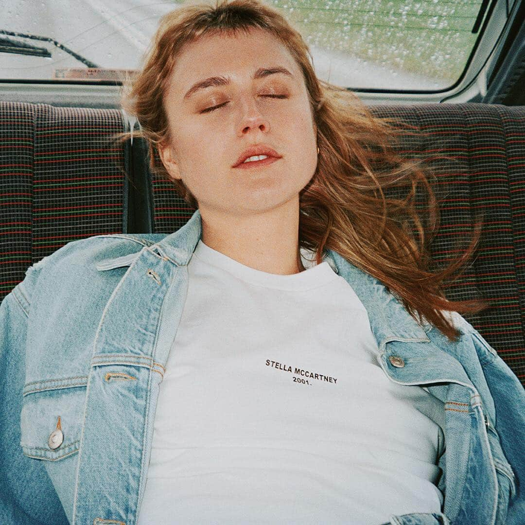 ステラ・マッカートニーさんのインスタグラム写真 - (ステラ・マッカートニーInstagram)「Backseat blues 💙in light-wash organic cotton denim. ⁣ ⁣ Our new #StellaBy series is a story of young love, photographed by @JosephineLochen. Model: @badgalsiri. ⁣ ⁣ #StellaMcCartney」4月2日 23時16分 - stellamccartney